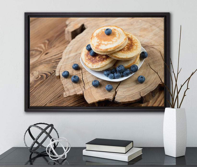 Pancakes mit Blaubeeren auf Leinwandbild gerahmt mit Kirschblüten