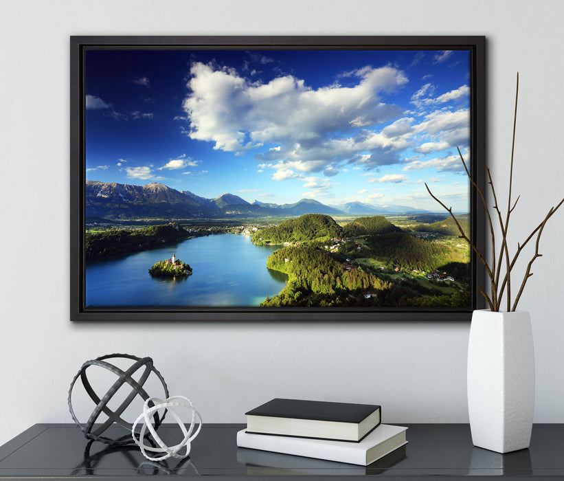 Atemberaubende Seen Landschaft auf Leinwandbild gerahmt mit Kirschblüten