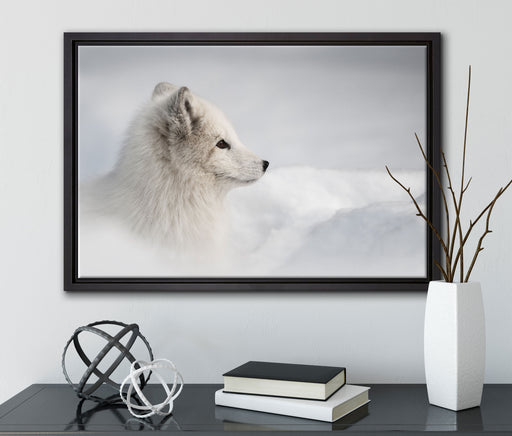 Anmutiger Polarfuchs im Schnee auf Leinwandbild gerahmt mit Kirschblüten