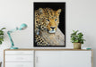 Ruhiger Leopard auf Leinwandbild gerahmt verschiedene Größen im Wohnzimmer