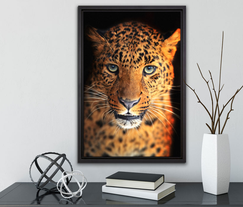 Stolzer Leopard auf Leinwandbild gerahmt mit Kirschblüten