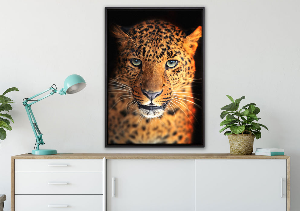 Stolzer Leopard auf Leinwandbild gerahmt verschiedene Größen im Wohnzimmer