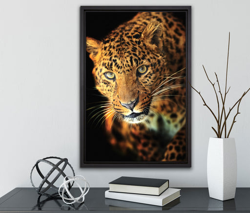 Anmutiger Leopard auf Leinwandbild gerahmt mit Kirschblüten