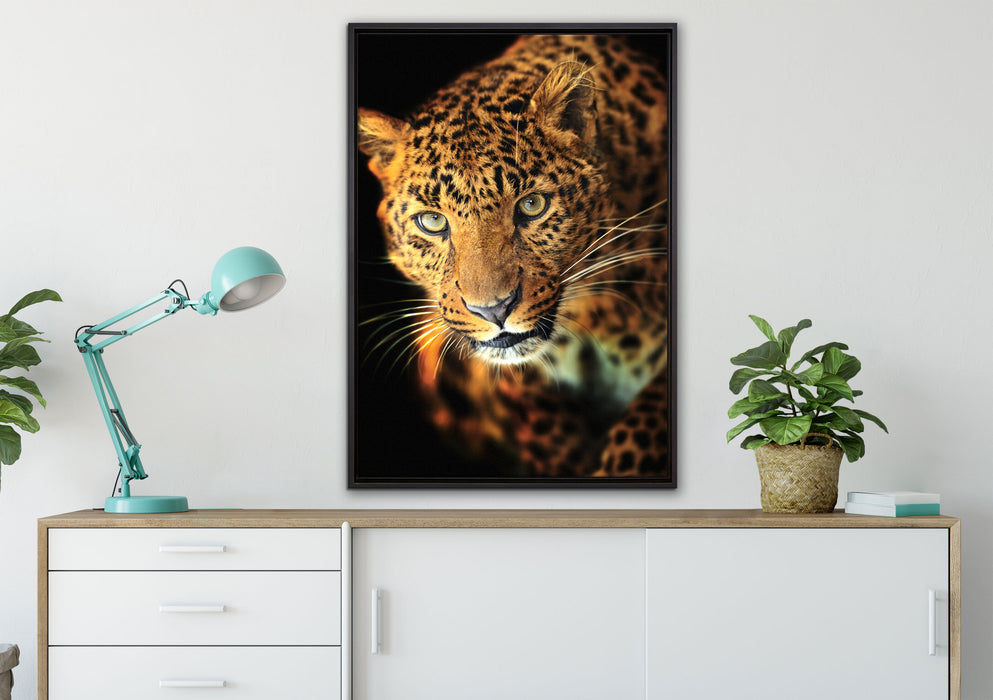 Anmutiger Leopard auf Leinwandbild gerahmt verschiedene Größen im Wohnzimmer