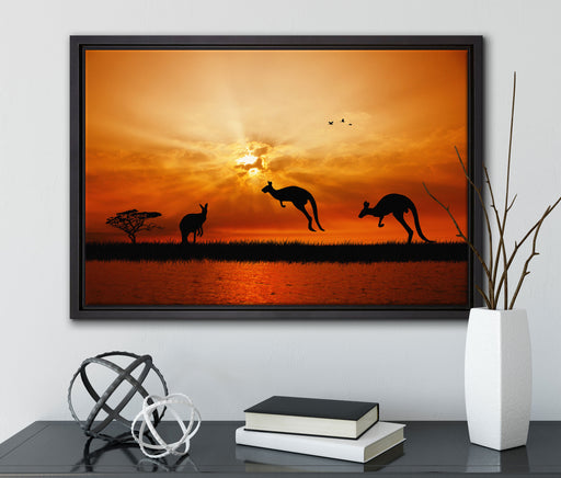 Kängurus im Sonnenlicht auf Leinwandbild gerahmt mit Kirschblüten