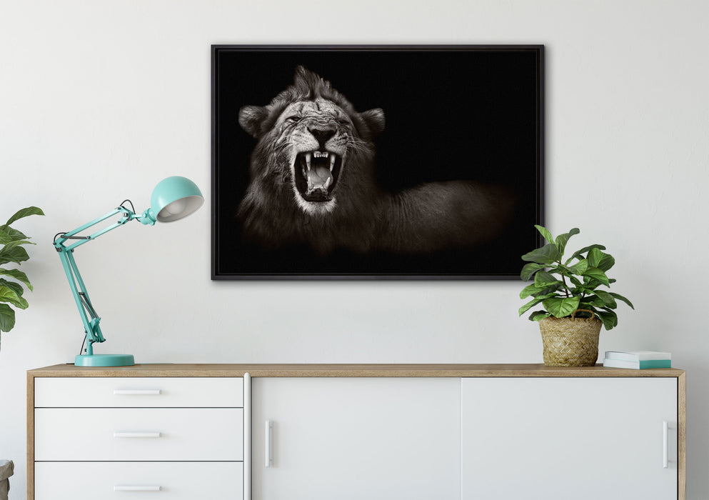 Dark Brüllender Löwe auf Leinwandbild gerahmt verschiedene Größen im Wohnzimmer
