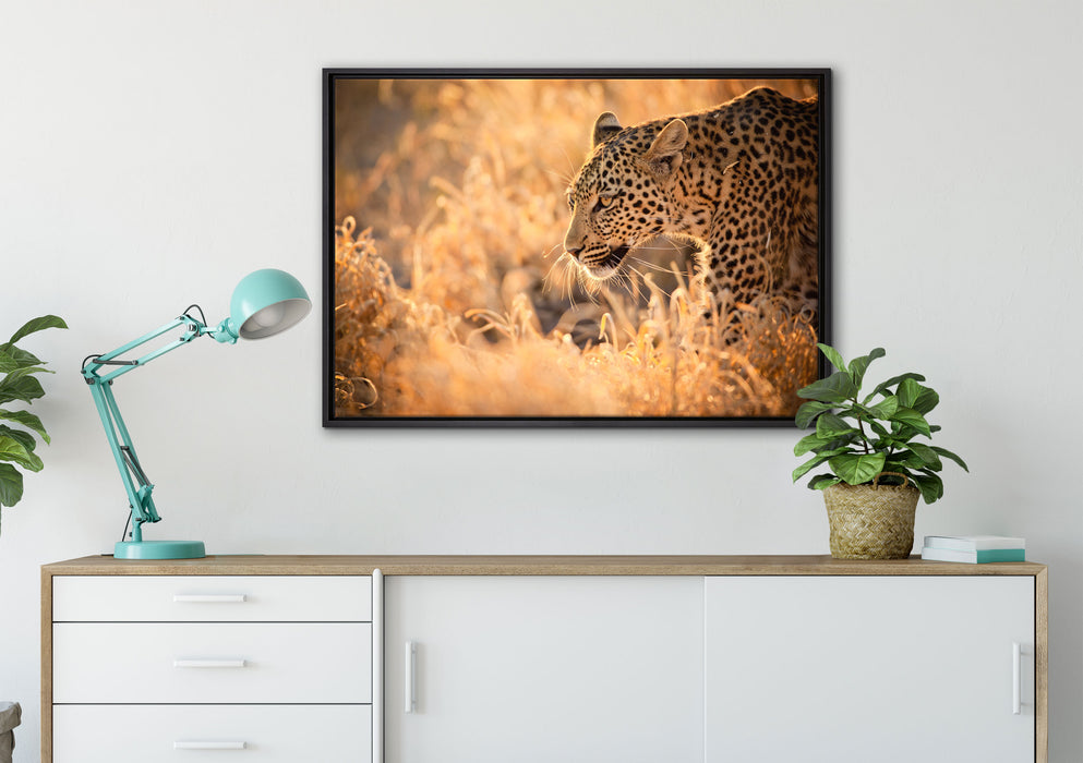 Jagender Leopard auf Leinwandbild gerahmt verschiedene Größen im Wohnzimmer