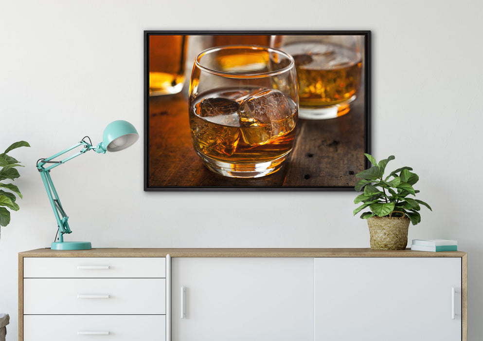Goldgelber Whiskey auf Leinwandbild gerahmt verschiedene Größen im Wohnzimmer