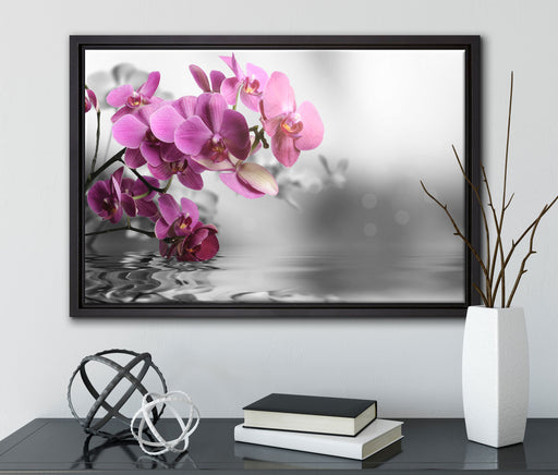 Orchideenblüten über Wasser auf Leinwandbild gerahmt mit Kirschblüten
