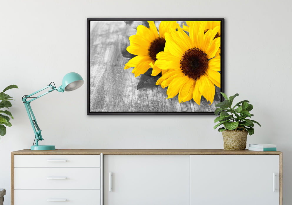 schöne Sonnenblumen auf Holztisch auf Leinwandbild gerahmt verschiedene Größen im Wohnzimmer