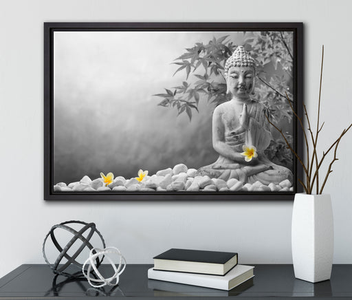 Buddha mit Monoi Blüte in der Hand auf Leinwandbild gerahmt mit Kirschblüten