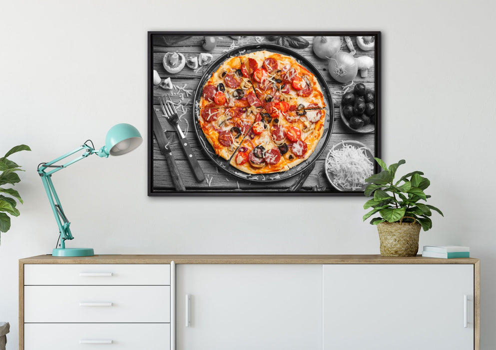 Pizza auf Pizzablech auf Leinwandbild gerahmt verschiedene Größen im Wohnzimmer