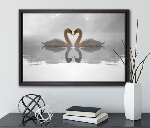 verliebte Schwäne auf See auf Leinwandbild gerahmt mit Kirschblüten