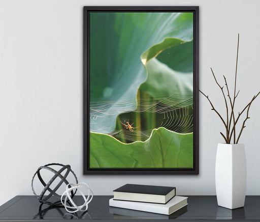 Spinnennetz zwischen Blättern auf Leinwandbild gerahmt mit Kirschblüten