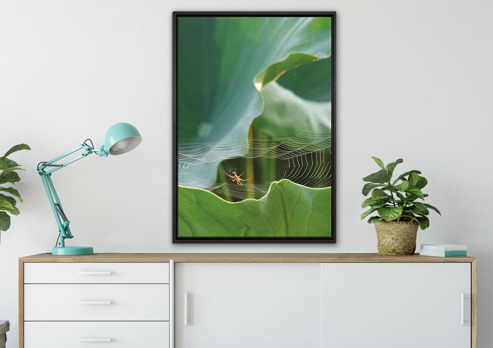 Spinnennetz zwischen Blättern auf Leinwandbild gerahmt verschiedene Größen im Wohnzimmer
