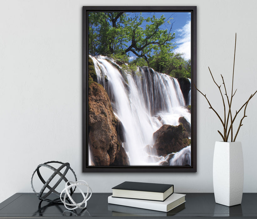 Wasserfall im Dschungel auf Leinwandbild gerahmt mit Kirschblüten