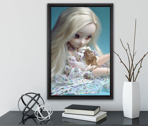 blonde Pullip-Puppe mit Vogelkäfig auf Leinwandbild gerahmt mit Kirschblüten