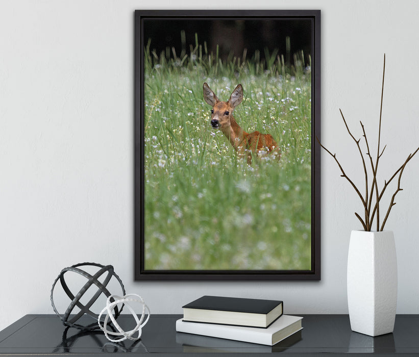 kleines Rehkitz auf Wiese auf Leinwandbild gerahmt mit Kirschblüten