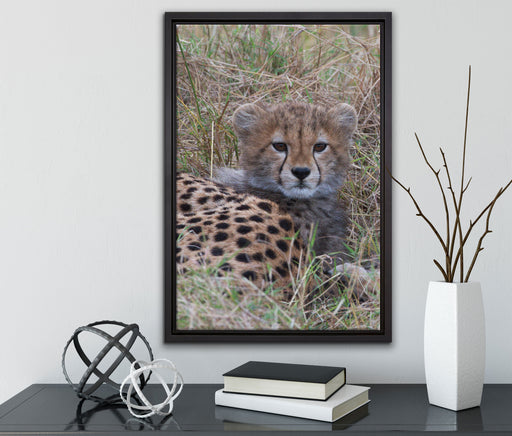 süße junge Geparden im Gras auf Leinwandbild gerahmt mit Kirschblüten