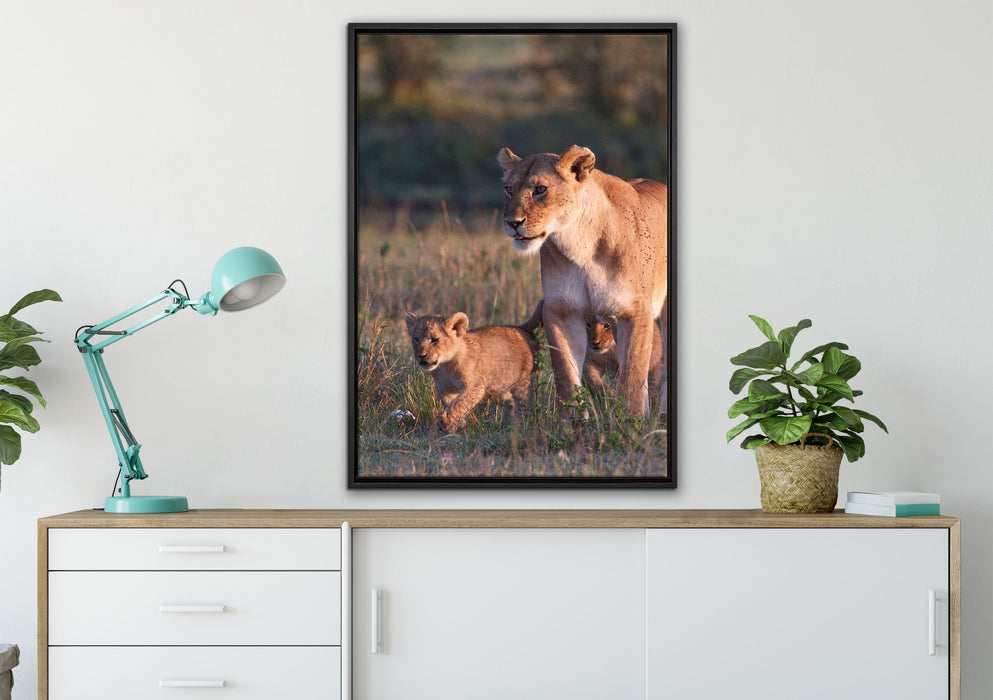 Löwenmutter mit Jungtieren auf Leinwandbild gerahmt verschiedene Größen im Wohnzimmer