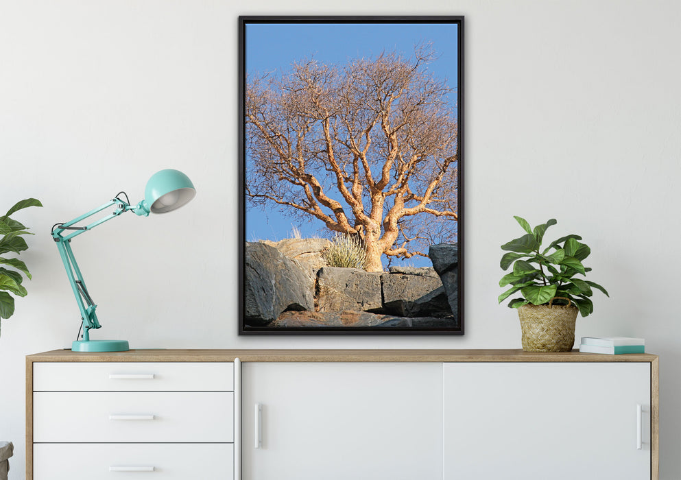 einsamer Baum im Gebirge auf Leinwandbild gerahmt verschiedene Größen im Wohnzimmer