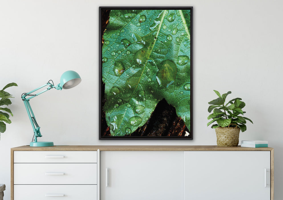 Regentropfen auf Blatt auf Leinwandbild gerahmt verschiedene Größen im Wohnzimmer