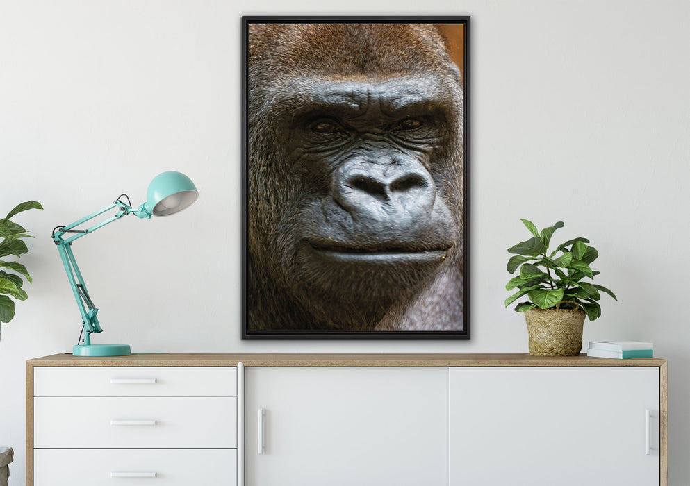 stolzer Gorilla auf Leinwandbild gerahmt verschiedene Größen im Wohnzimmer