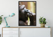 Gorilla isst auf Leinwandbild gerahmt verschiedene Größen im Wohnzimmer