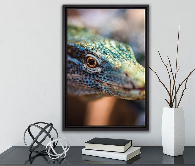 farbenfroher Waran auf Leinwandbild gerahmt mit Kirschblüten