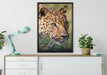 schleichender Leopard auf Leinwandbild gerahmt verschiedene Größen im Wohnzimmer
