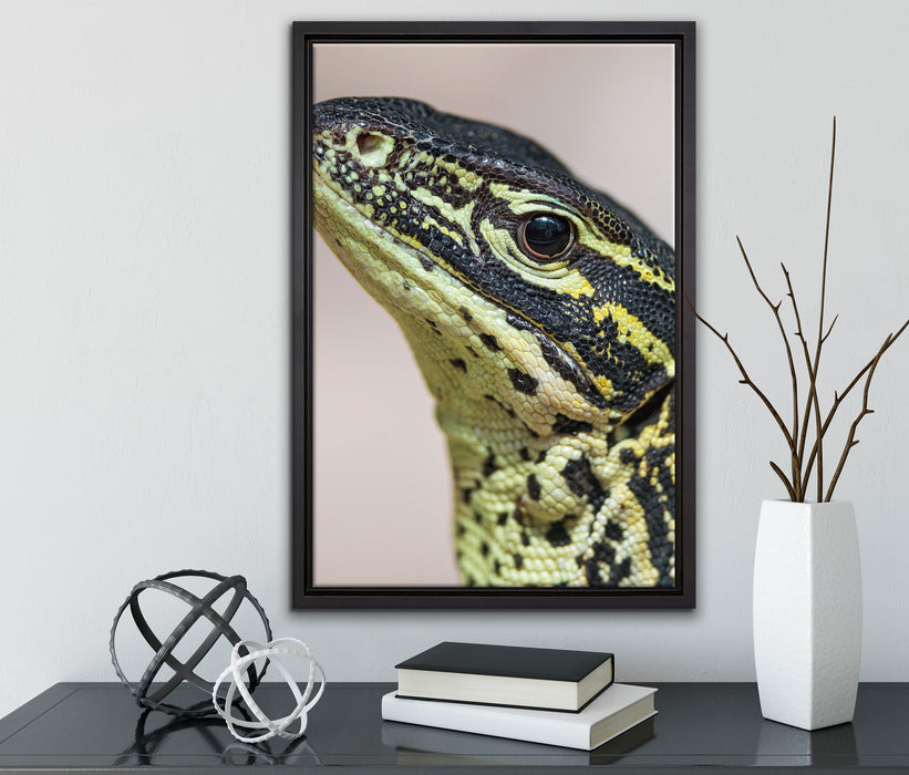wachsamer Leguan auf Leinwandbild gerahmt mit Kirschblüten