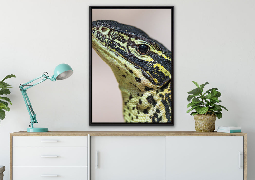 wachsamer Leguan auf Leinwandbild gerahmt verschiedene Größen im Wohnzimmer