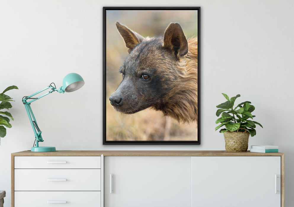 anmutige Hyäne im Wildgras auf Leinwandbild gerahmt verschiedene Größen im Wohnzimmer