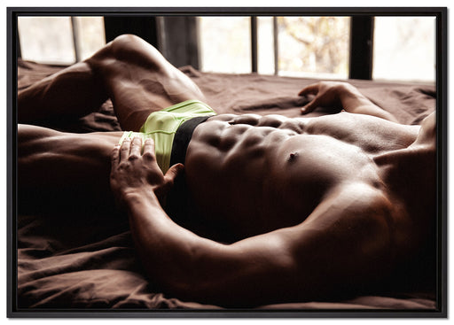Muskulöser Mann im Bett auf Leinwandbild gerahmt Größe 100x70