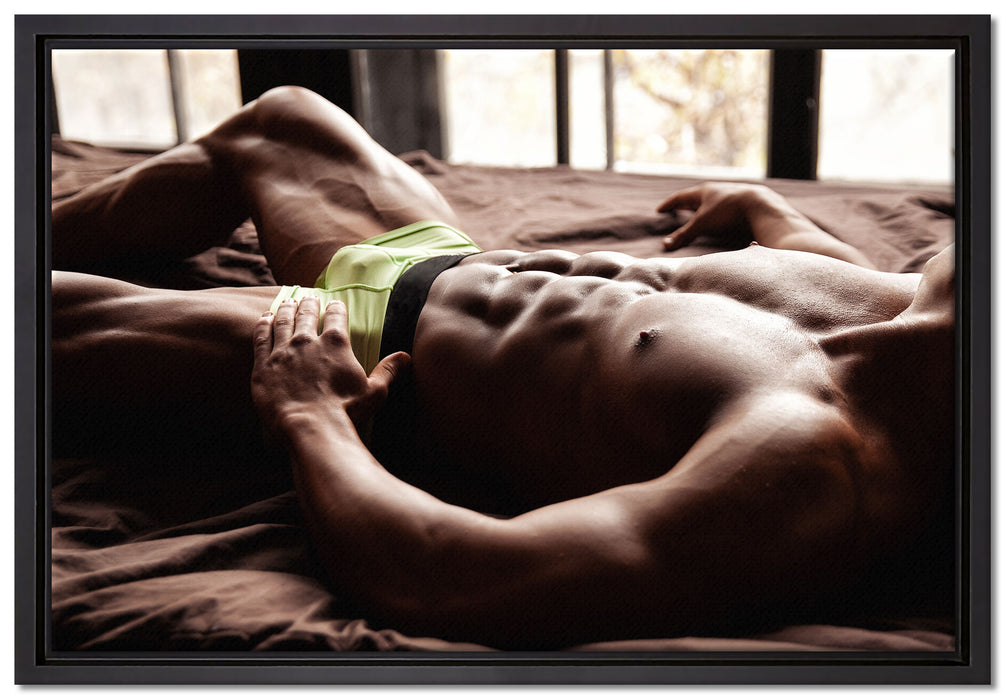 Muskulöser Mann im Bett auf Leinwandbild gerahmt Größe 60x40