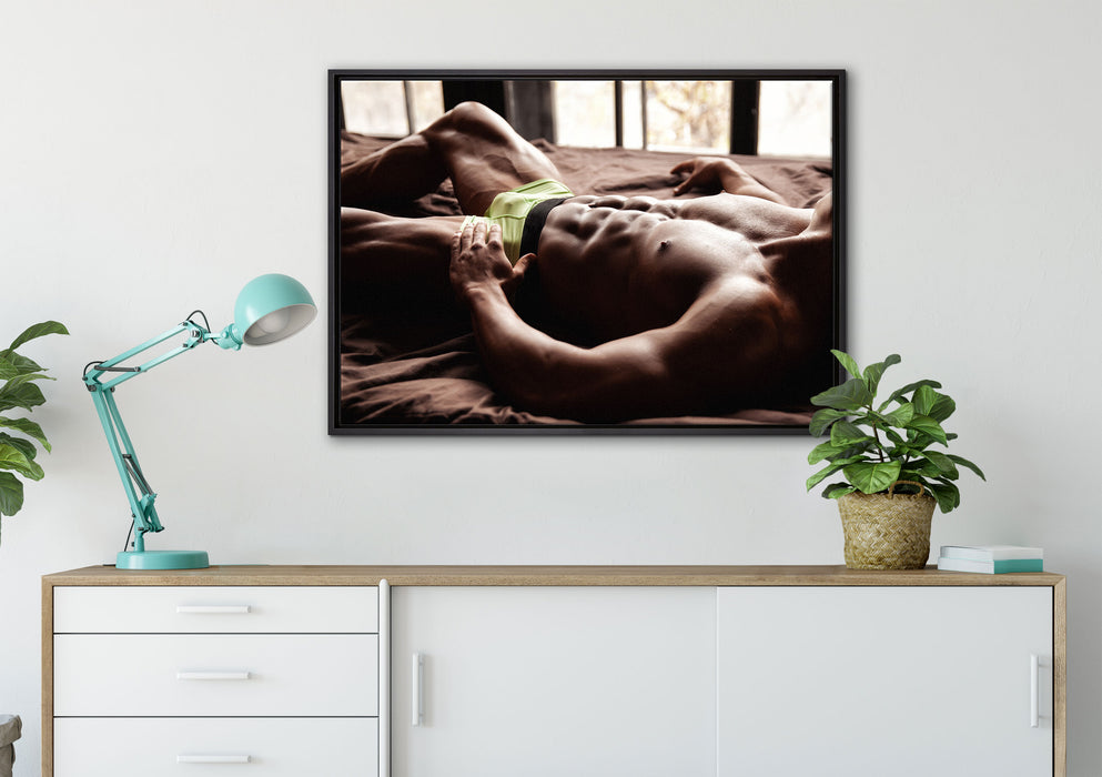 Muskulöser Mann im Bett auf Leinwandbild gerahmt verschiedene Größen im Wohnzimmer