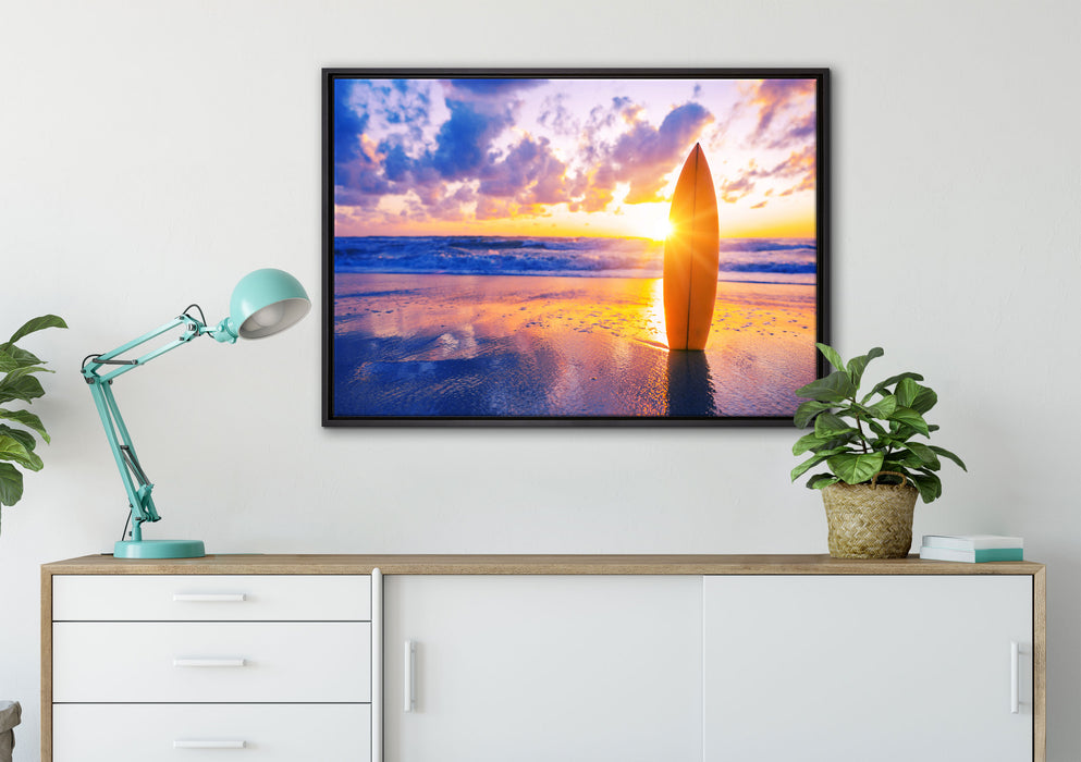 Surfbrett am Strand auf Leinwandbild gerahmt verschiedene Größen im Wohnzimmer