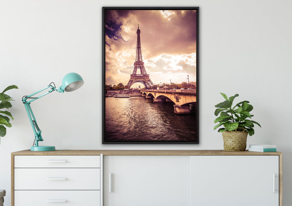 Eiffelturm in Paris auf Leinwandbild gerahmt verschiedene Größen im Wohnzimmer