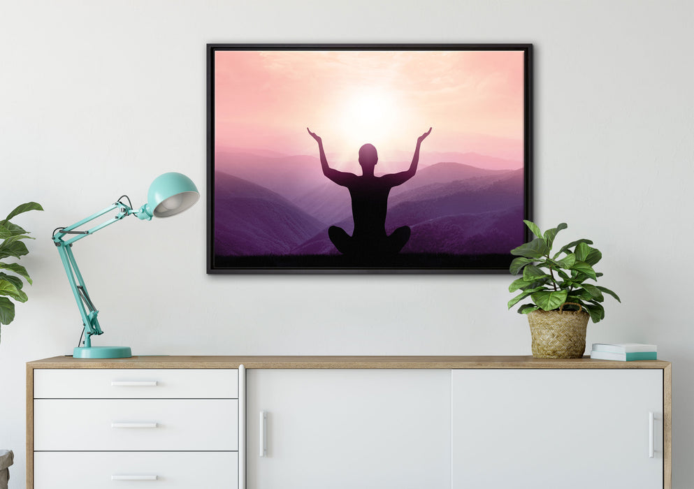 Yoga in den Bergen auf Leinwandbild gerahmt verschiedene Größen im Wohnzimmer