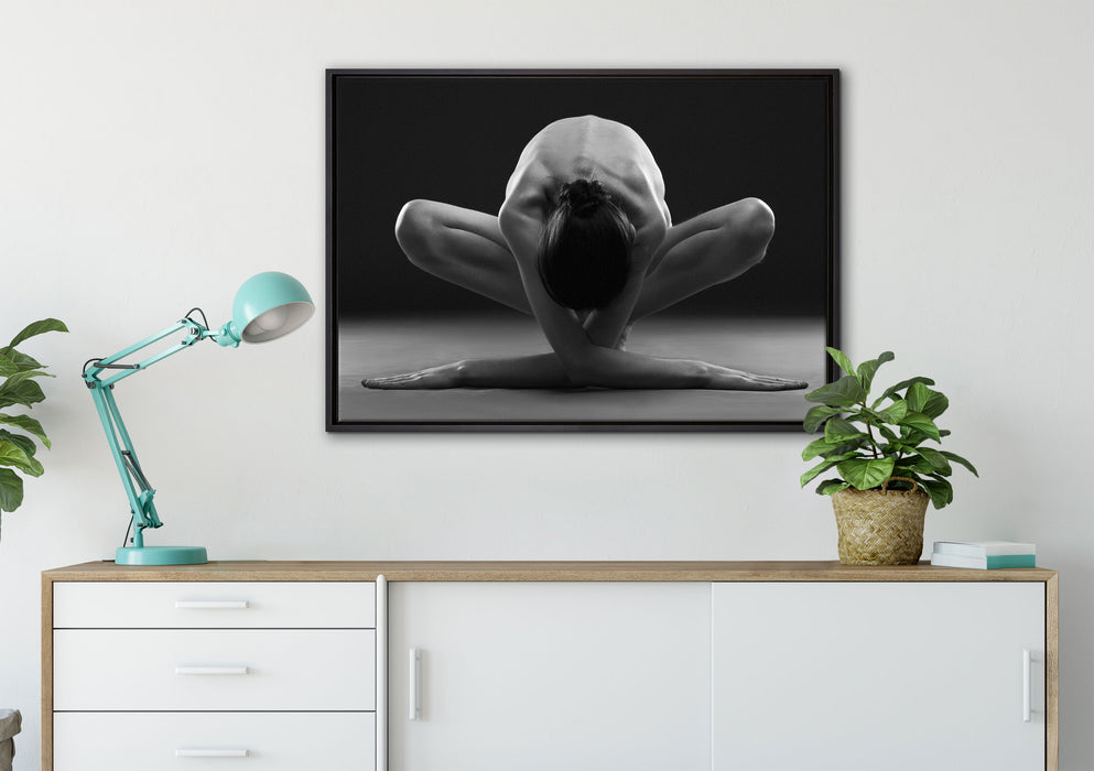 Nackte Frau in besonderer Yogapose auf Leinwandbild gerahmt verschiedene Größen im Wohnzimmer
