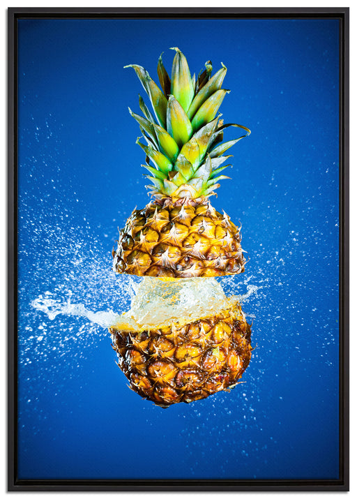 Ananas mit Wasser bespritzt auf Leinwandbild gerahmt Größe 100x70