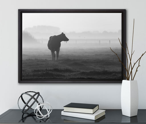 fressende Kuh auf der Weide auf Leinwandbild gerahmt mit Kirschblüten