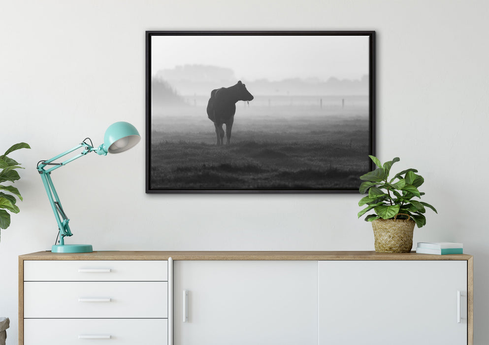 fressende Kuh auf der Weide auf Leinwandbild gerahmt verschiedene Größen im Wohnzimmer