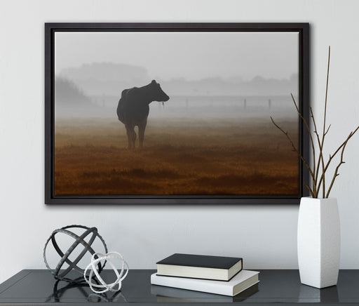 eine fressende Kuh auf der Weide auf Leinwandbild gerahmt mit Kirschblüten