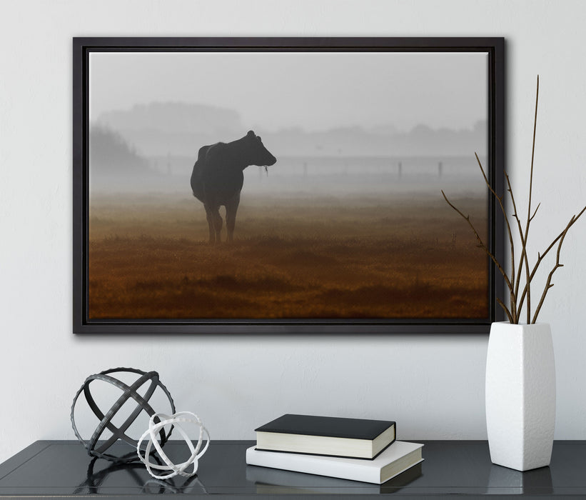 eine fressende Kuh auf der Weide auf Leinwandbild gerahmt mit Kirschblüten