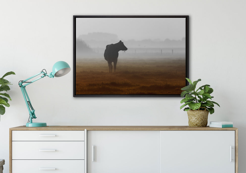 eine fressende Kuh auf der Weide auf Leinwandbild gerahmt verschiedene Größen im Wohnzimmer