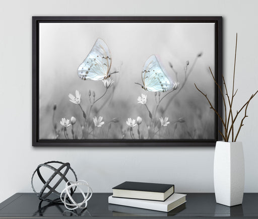 Schmetterling auf kleinen Blumen auf Leinwandbild gerahmt mit Kirschblüten