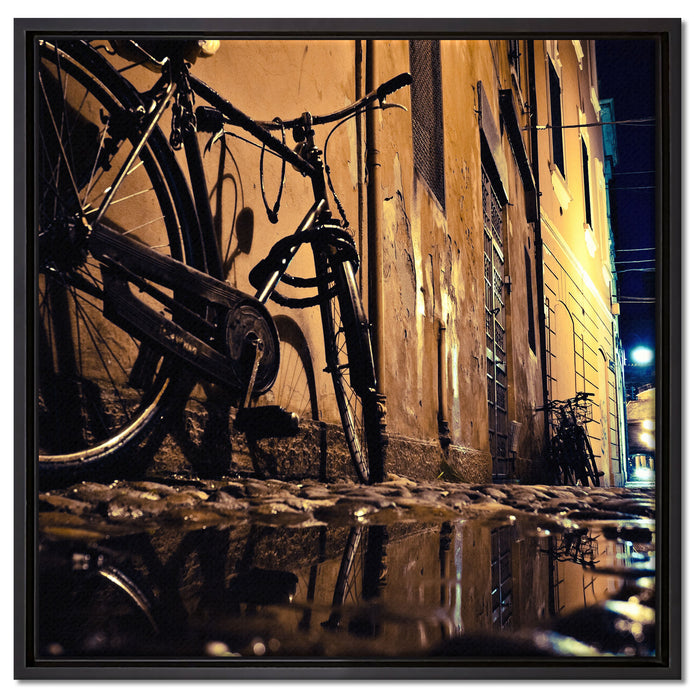 Seitengasse mit Fahrrad auf Leinwandbild Quadratisch gerahmt Größe 60x60