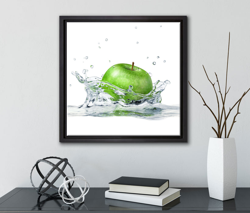 Grüner Apfel fällt in Wasser  auf Leinwandbild Quadratisch gerahmt mit Kirschblüten