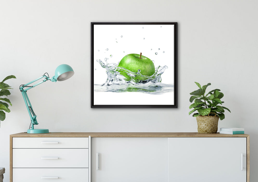 Grüner Apfel fällt in Wasser auf Leinwandbild gerahmt Quadratisch verschiedene Größen im Wohnzimmer